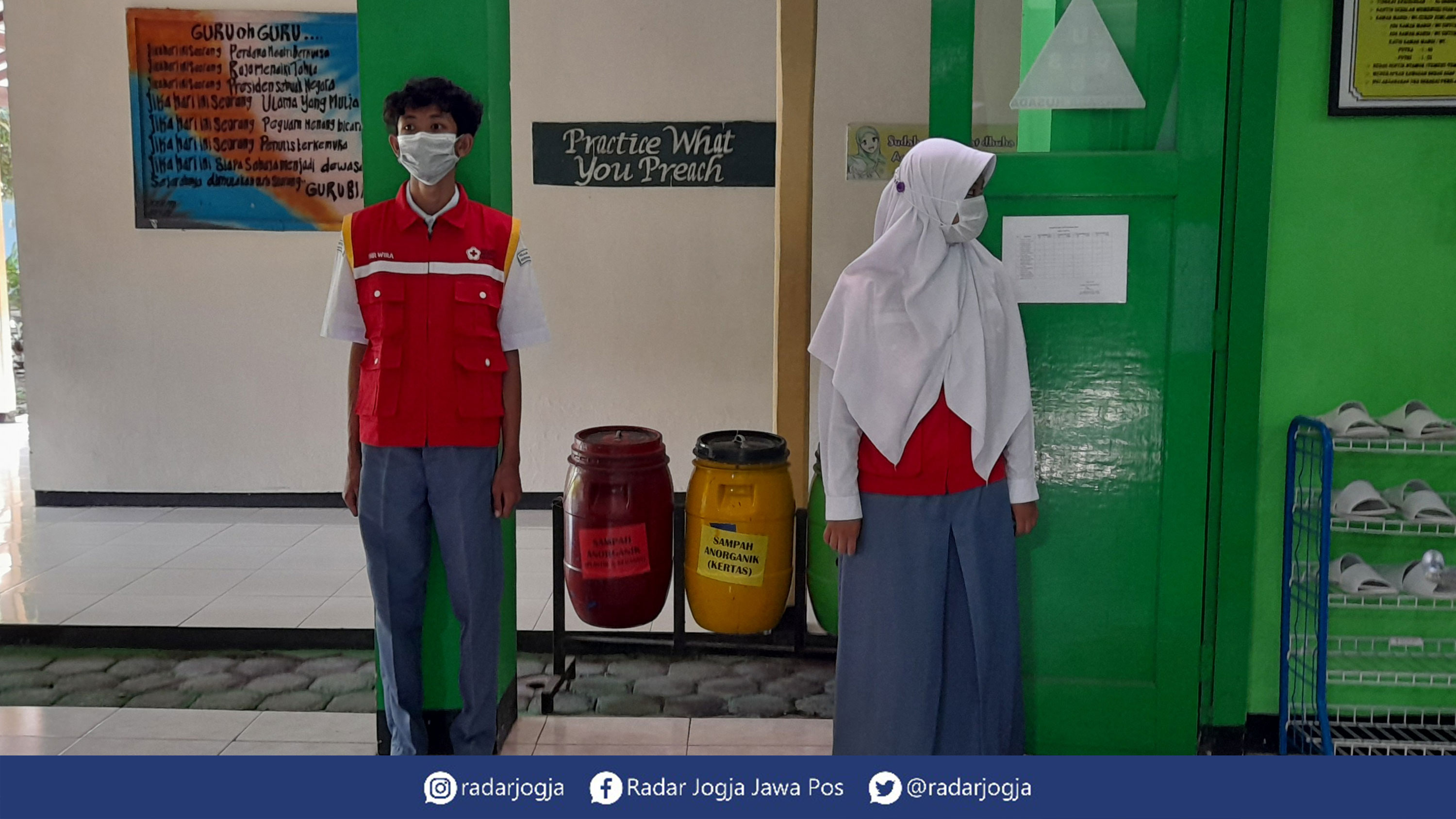 KAPAN TATAP MUKA - Dua siswa SMKN 1 Bantul mengenakan seragam petugas PMI saat berjaga di UKS.(SITI FATIMAH/RADAR JOGJA)