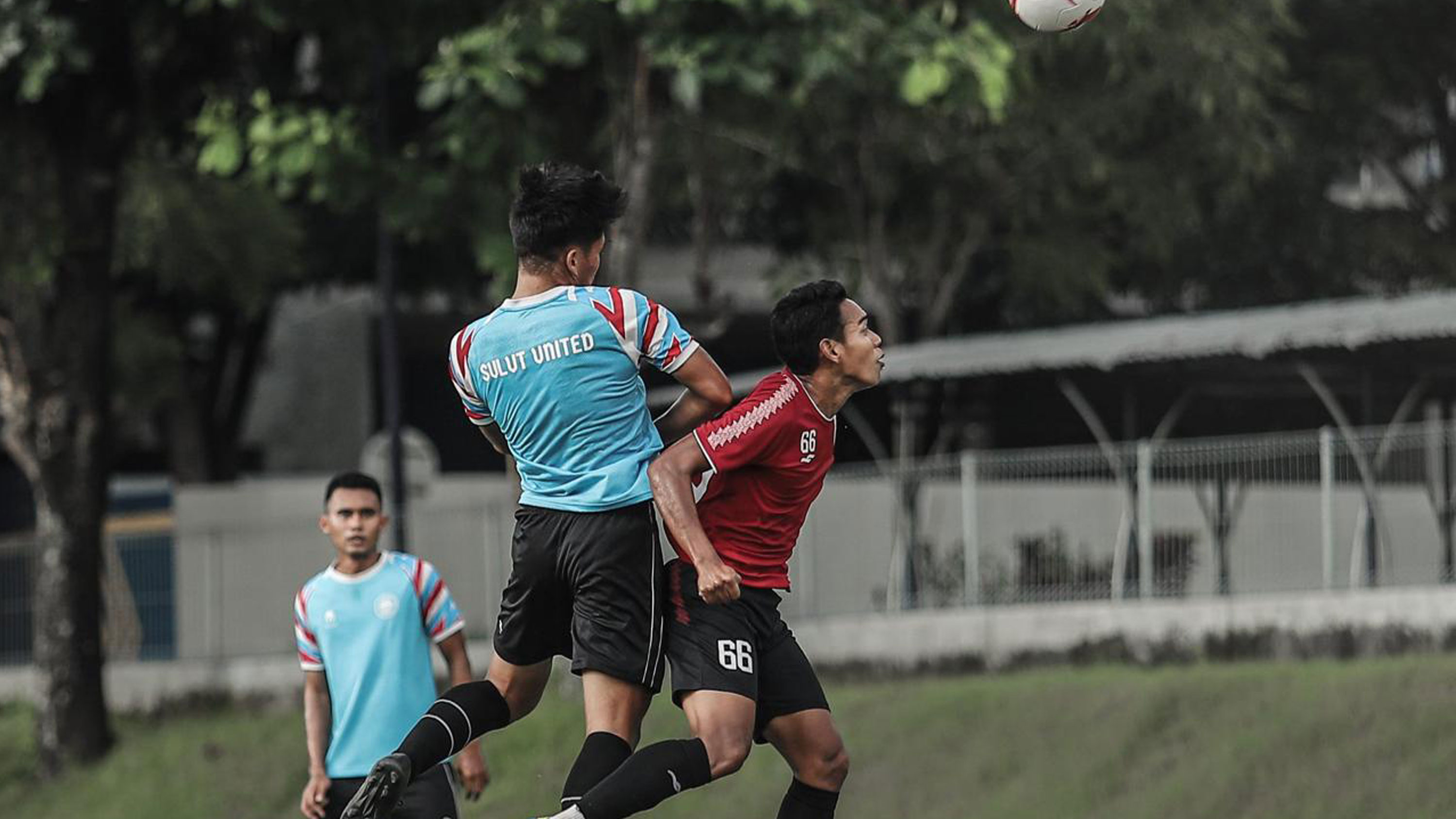 DUEL UDARA : Pemain PSS Sleman berduel udara di laga uji coba dengan Sulut United di Lapangan UII Selasa sore (29/6).