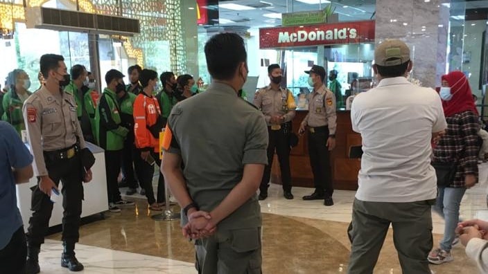BUBARKAN: Satpol PP DIJ terpaksa membubarkan antrian restoran cepat saji MCDonald