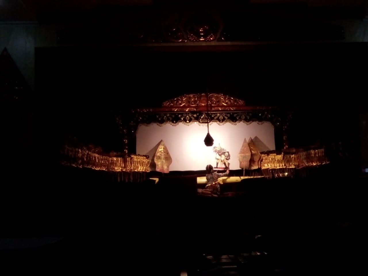 TUNJUKKAN: Sebanyak 32 dalang cilik menunjukkan kepiawaiannya memainkan wayang kullit, yang digelar, Rabu (9/6) di Gedung Ki Nartosabdo, Laboratorium Karawitan FBS UNY. (SETIAKY.A.KUSUMA/RADAR JOGJA)