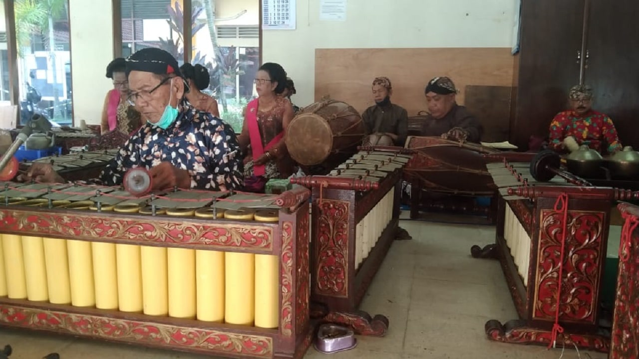BERBEDA: Karawitan setiap Kamis Pahing Ini sengaja dilakukan sebagai pelengkap berbarengan dengan kewajiban para pegawai Pemerintah Kalurahan memakai pakaian tradisional Jawa. (NANANG FEBRIYANTO/RADAR JOGJA)