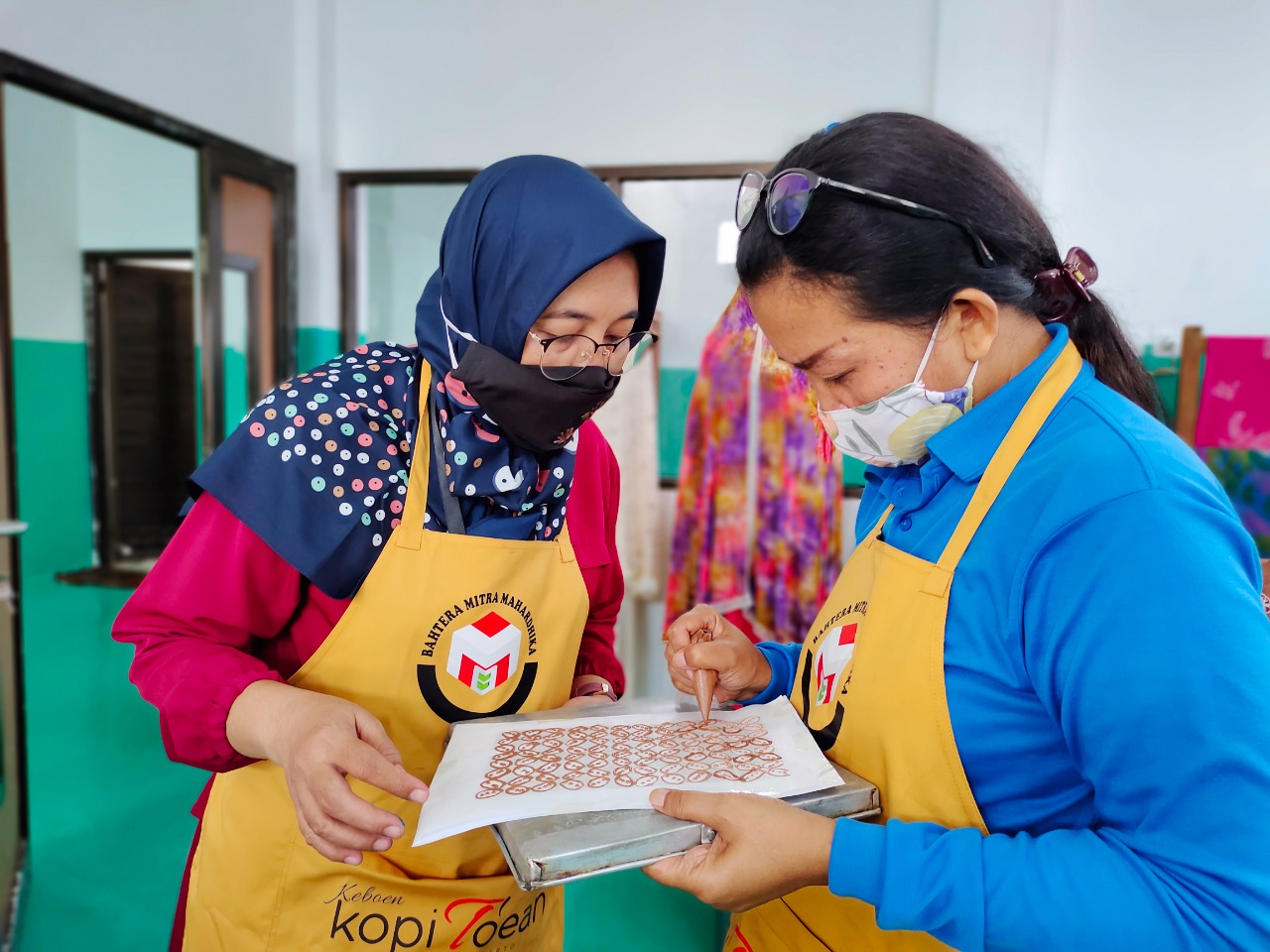 DIHARAPKAN: - Lembaga Sosial Masyarakat (LSM) Bahtera Mitra Mahardhika (BMM) melalui Divisi Kerjasama dan Pengabdian Masyarakat (DKPM) memberikan pelatihan pembuatan Cake and Cookies dengan tema batik kepada Warga Binaan Perempuan (WBP) Lembaga Pemasyarak