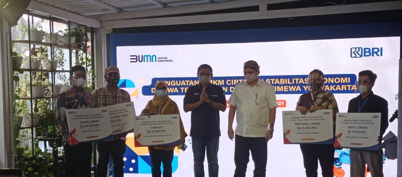 KOMITMEM: Sebagai wujud komitmen BRI  memperdayakan sektor UMKM, menyelenggaraan webinar hybrid (offline dan online) bertajuk Penguatan UMKM Ciptakan Stabilitas Ekonomi di Jawa Tengah dan DIJ, di Rumah Kreatif BUMN, Sagan, Kota Jogja.  (NANANG FEBRIYANTO/