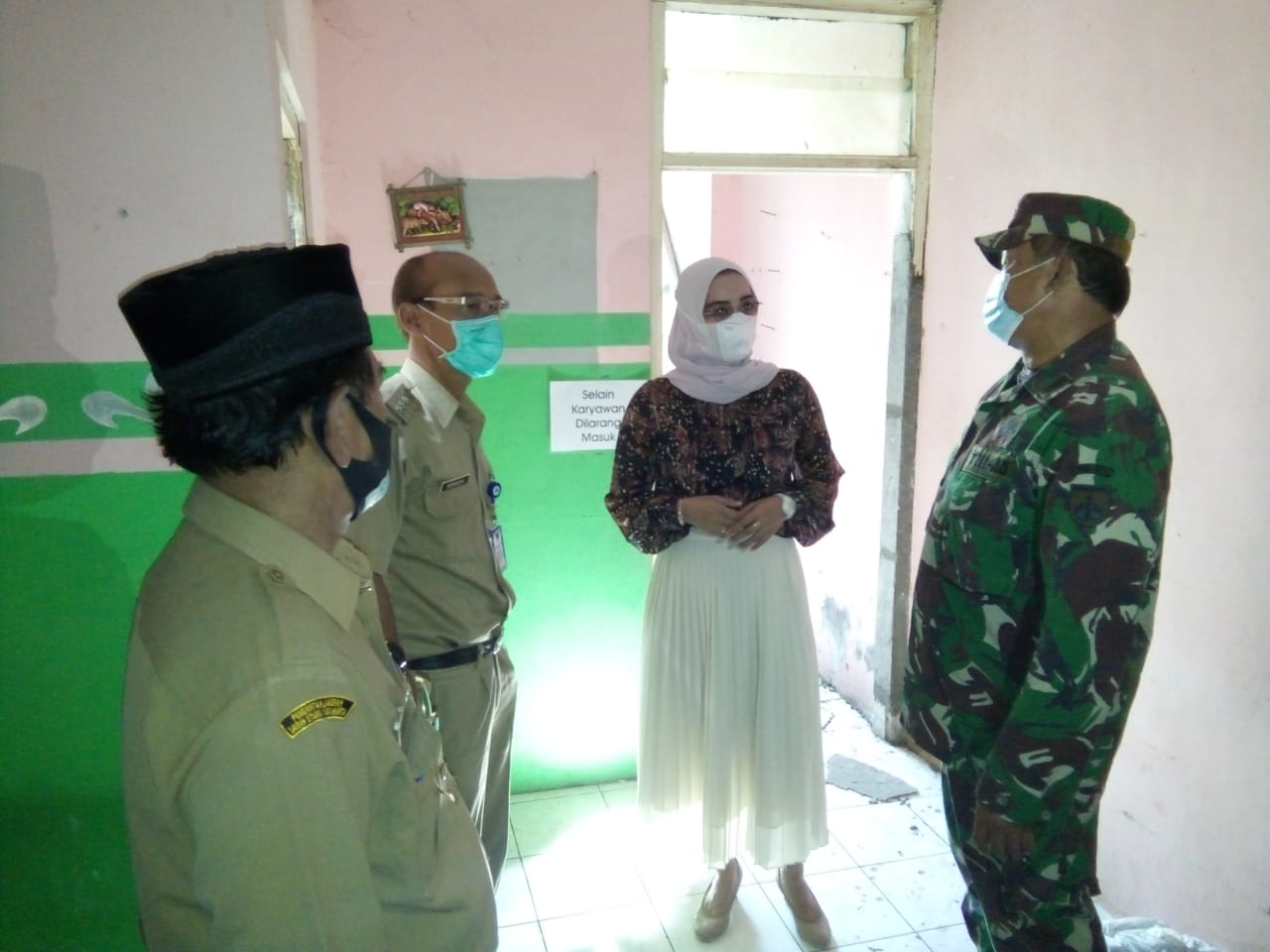 TINJAU:Panewu Ngaglik, Subagya (Dua dari kiri) bersama Ketua Komisi A DPRD Sleman, Ani MartantI saat meninjau shelter Covid-19 di Jalan Palagan Tentara Pelajar Mudal, Sleman. (SETIAKY.A.KUSUMA/RADAR JOGJA)
