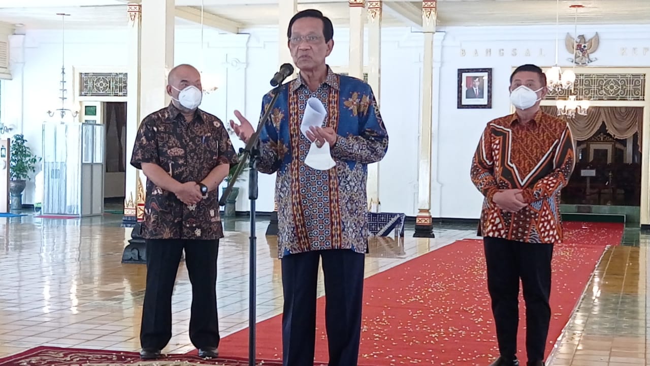 PERNYATAAN: Gubernur DIJ HB X memberikan pernyataan Sapa Aruh kepada warga DIJ di Kompleks Kantor Kepatihan Pemprov DIJ, Selasa (22/6). Raja Keraton Ngayogyakarta Hadiningrat ini juga menekankan pentingnya gerakan Jogo Wargo. (DWI AGUS/RADAR JOGJA)
