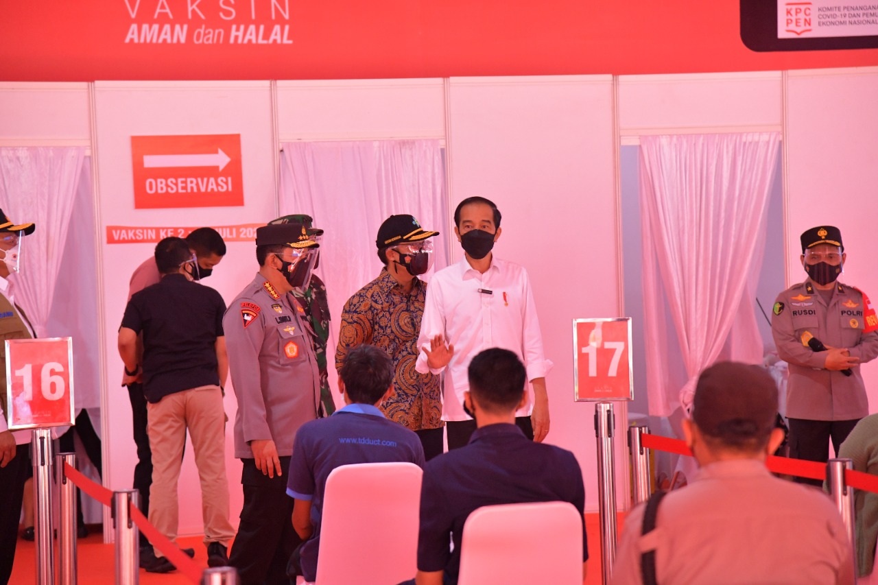 TINJAU: Presiden Joko Widodo didampingi oleh Kapolri Jenderal Listyo Sigit Prabowo, Panglima TNI Marsekal Hadi Tjahjanto, Menteri Kesehatan Budi Gunadi Sadikin dan Kepala BNPB Letjen Ganip Warsito, meninjau langsung pelaksanaan vaksinasi massal di Lapanga