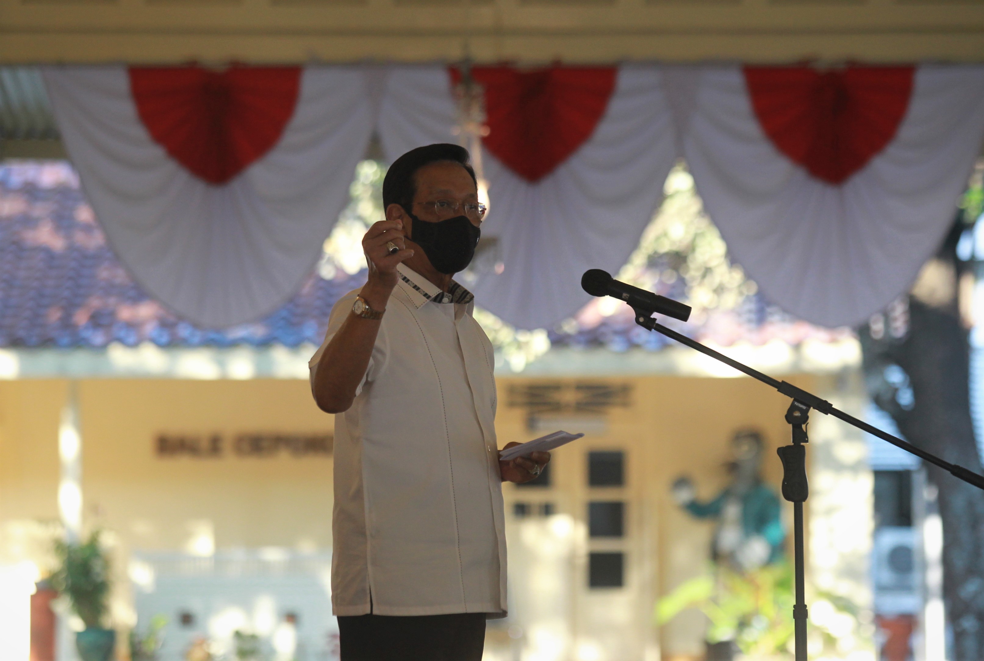 PASTIKAN: Gubernur DIJ, HB  X  pastikan dana keistimewaan bisa digunakan untuk penanganan Covid-19. (GUNTUR AGA TIRTANA/RADAR JOGJA)