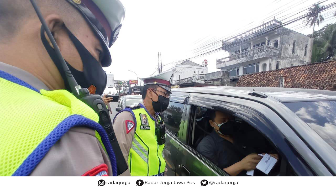 NGGAK BISA LEWAT: Tercatat 229 kendaraan dipaksa putar balik selama PPKM Darurat berlangsung. (DWI AGUS/RADAR JOGJA)