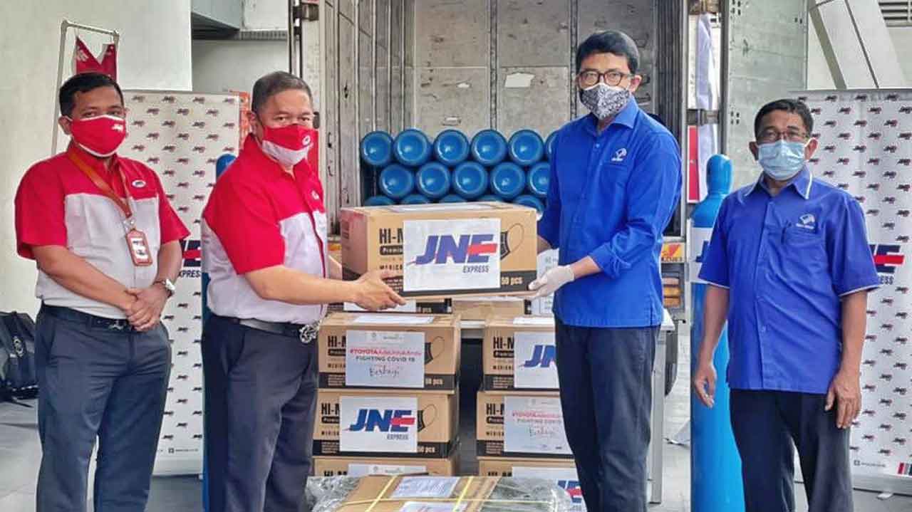 SOSIAL: JNE melakukan kolaborasi dengan Rumah Zakat melalui program Donasi Tabung oksigen, dan bersama Dompet Kemanusiaan Media Grup (DKMG) untuk pengiriman gratis tabung oksigen. (JNE FOR RADAR JOGJA)