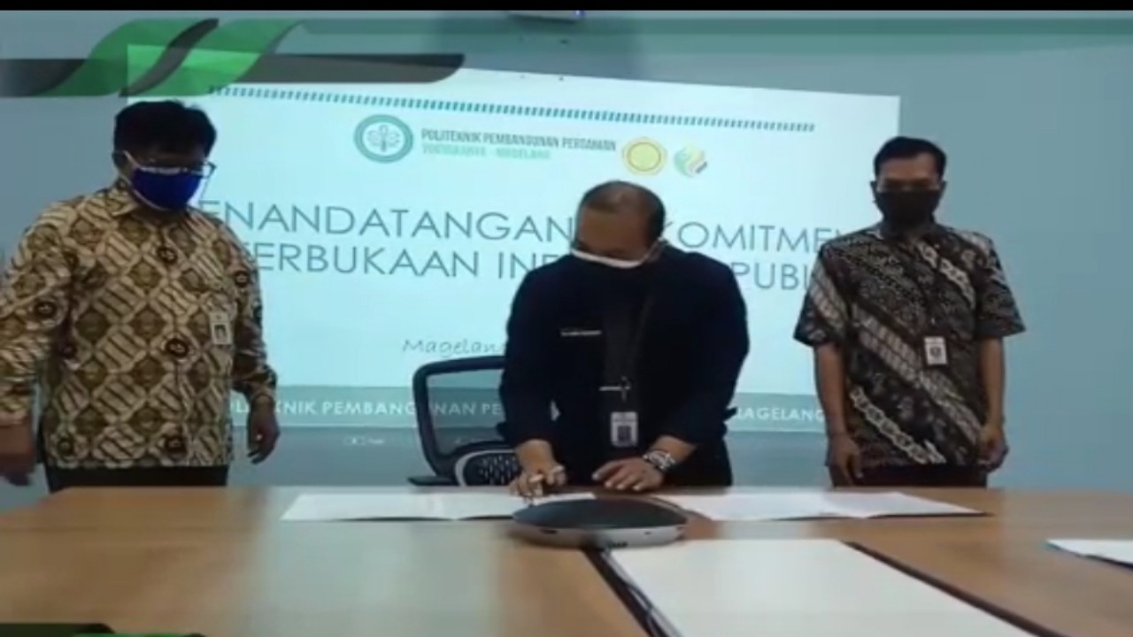 AKUNTABEL: Direktur Polbangtan YoMa Bambang Sudarmanto membubuhkan tanda tangan pada dokumen komitmen bersama keterbukaan informasi publik.(POLBANGTAN YOMA)