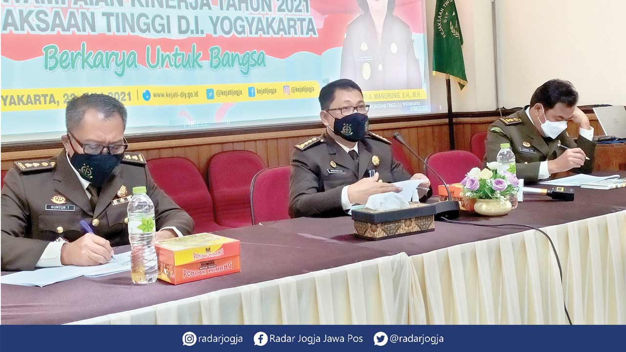 JADI LIMA: Jajaran Kejati DIJ saat konferensi pers penyampaian kinerja tahun 2021 dalam rangka Hari Bhakti Adhyaksa ke-61 kemarin (22/7). (Winda Atika Ira Puspita/Radar Jogja)