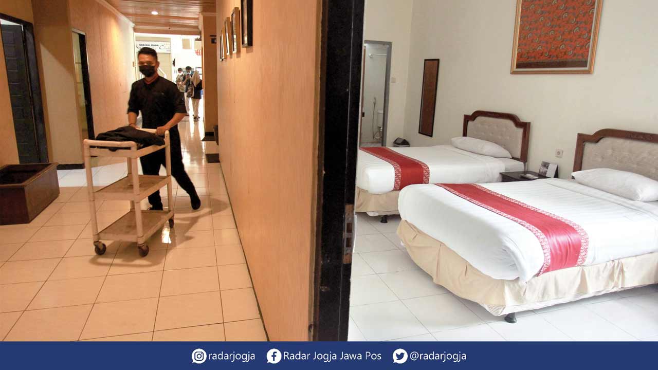 TEMPAT ISOLASI: Petugas menyiapkan fasilitas untuk isolasi pasien Covid-19 di University Club (UC) Hotel UGM, Jogjakarta, Rabu (14/7). Pihak UGM memfungsikan dua tempat yang mereka miliki, yakni Wisma Kagama dan University Club (UC) Hotel menjadi shelter