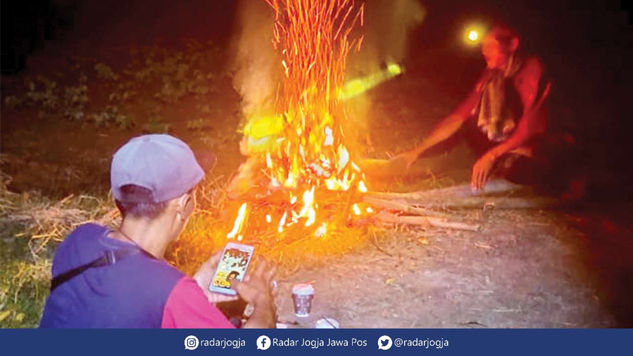 CARI PENGHANGAT: Untuk menghangatkan badan akibat udara dingin sejumlah warga membuat perapian pada malam hari di kawasan Gunungkidul. (GUNAWAN/RADAR JOGJA)