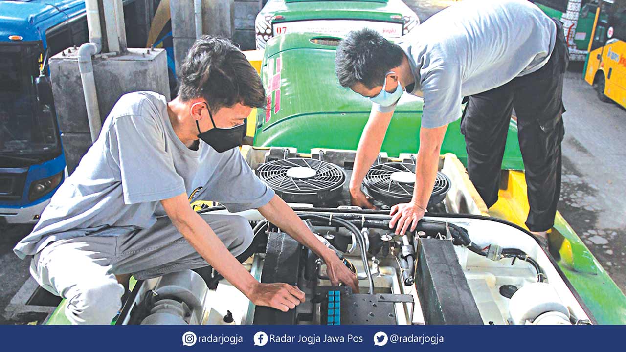 REHAT SEJENAK: Teknisi memeriksa kondisi pendingin udara armada bus Transjogja di Pool Purosani, Gamping, Sleman,  (GUNTUR AGA TIRTANA/RADAR JOGJA)