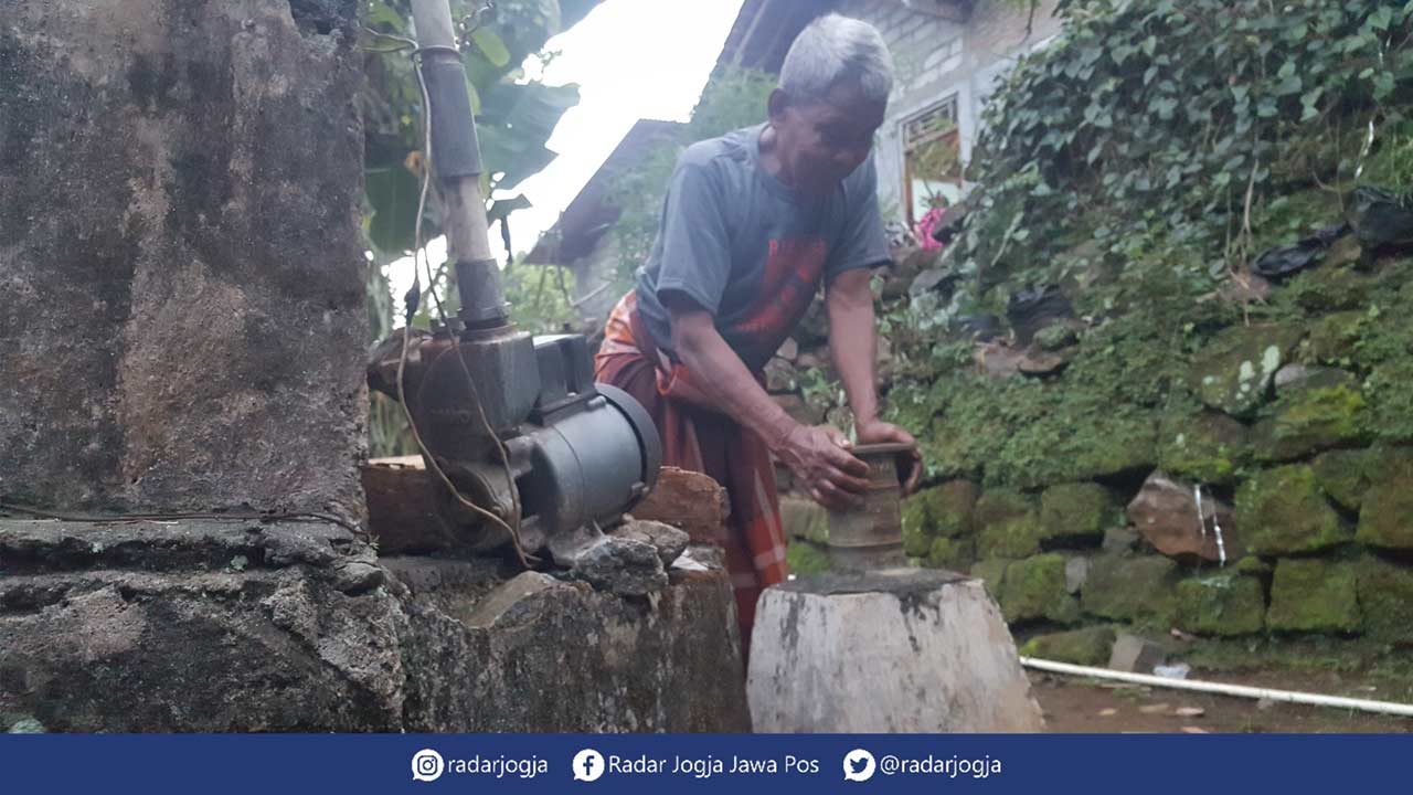 KENANGAN: Ranto, warga Plumbungan, Putat, Patuk, Gunungkidul, menunjukkan bangkai pompa air manual yang pernah berjaya di zamannya kemarin (9/7). (GUNAWAN/RADAR JOGJA)