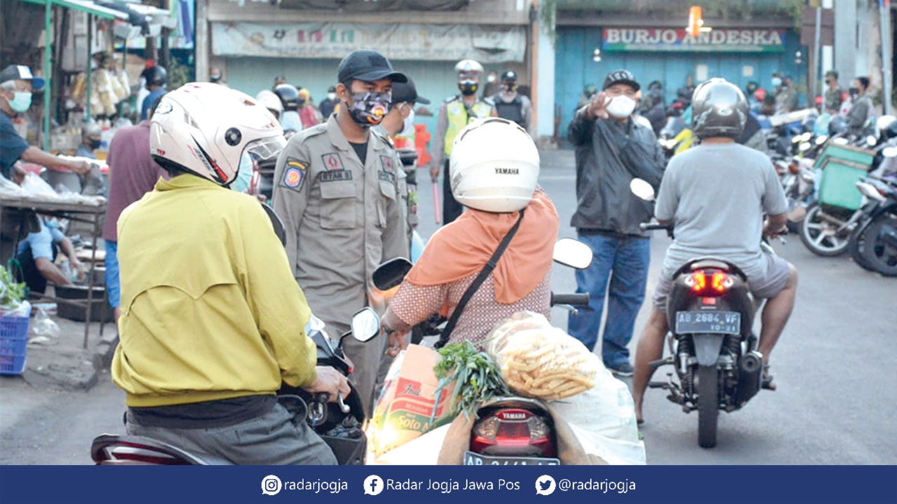 JANGAN ABAI: Wali Kota Jogja Haryadi Suyuti saat sidak ke Pasar Kranggan untuk memastikan prokes dijalankan disiplin. (DISKOMINFO FOR RADAR JOGJA)