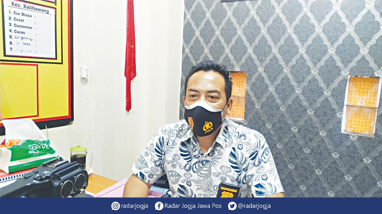 USUT: Kasat Reskrim Polres Kulonprogo AKP Munarso saat ditemui wartawan kemarin (13/7). Polisi kini sedang menyelidiki tiga perusahaan diduga melanggar aturan PPKM Darurat. IWAN NURWANTO/RADAR JOGJA