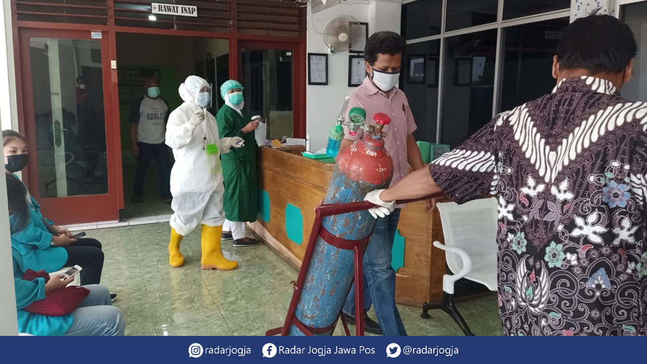 APD LENGKAP: Dokter Klinik Pratama Bhakti sedang melayani pemeriksaan kesehatan pasien kemarin (12/7). Radar Jogja File