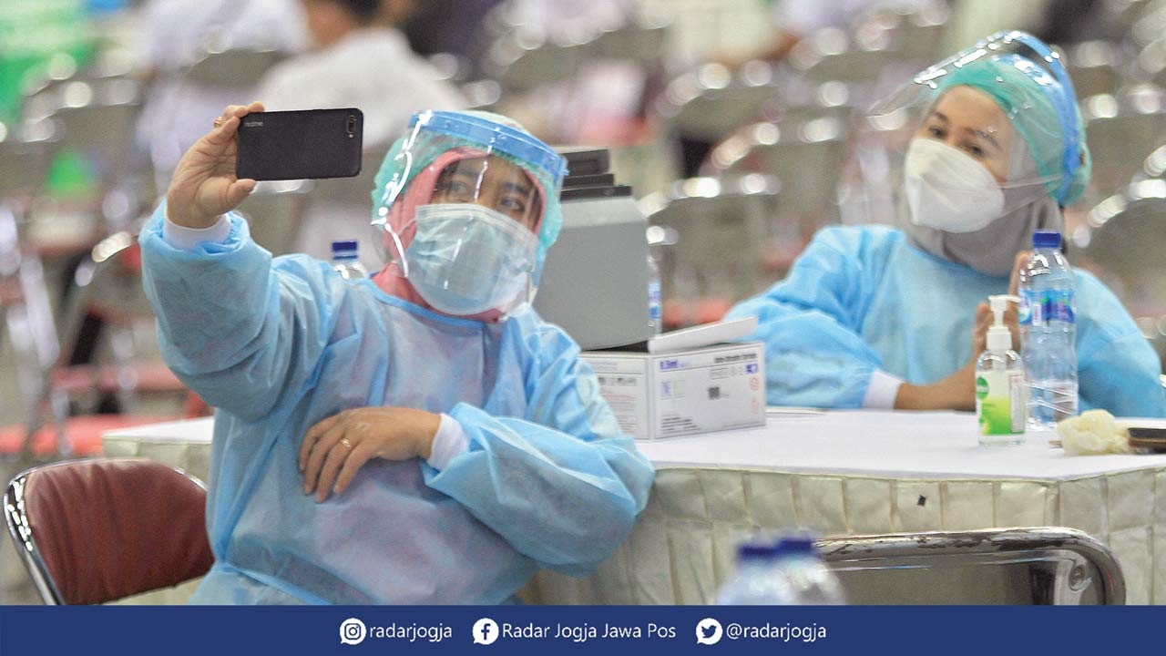 SELFIE: Tenaga kesehatan (nakes) saat bertugas di masa pandemi Covid-19 saat ini. Mereka harus bekerja ekstra karena angka kasus peningkatan nya meledak. (GUNTUR AGA TIRTANA/RADAR JOGJA)