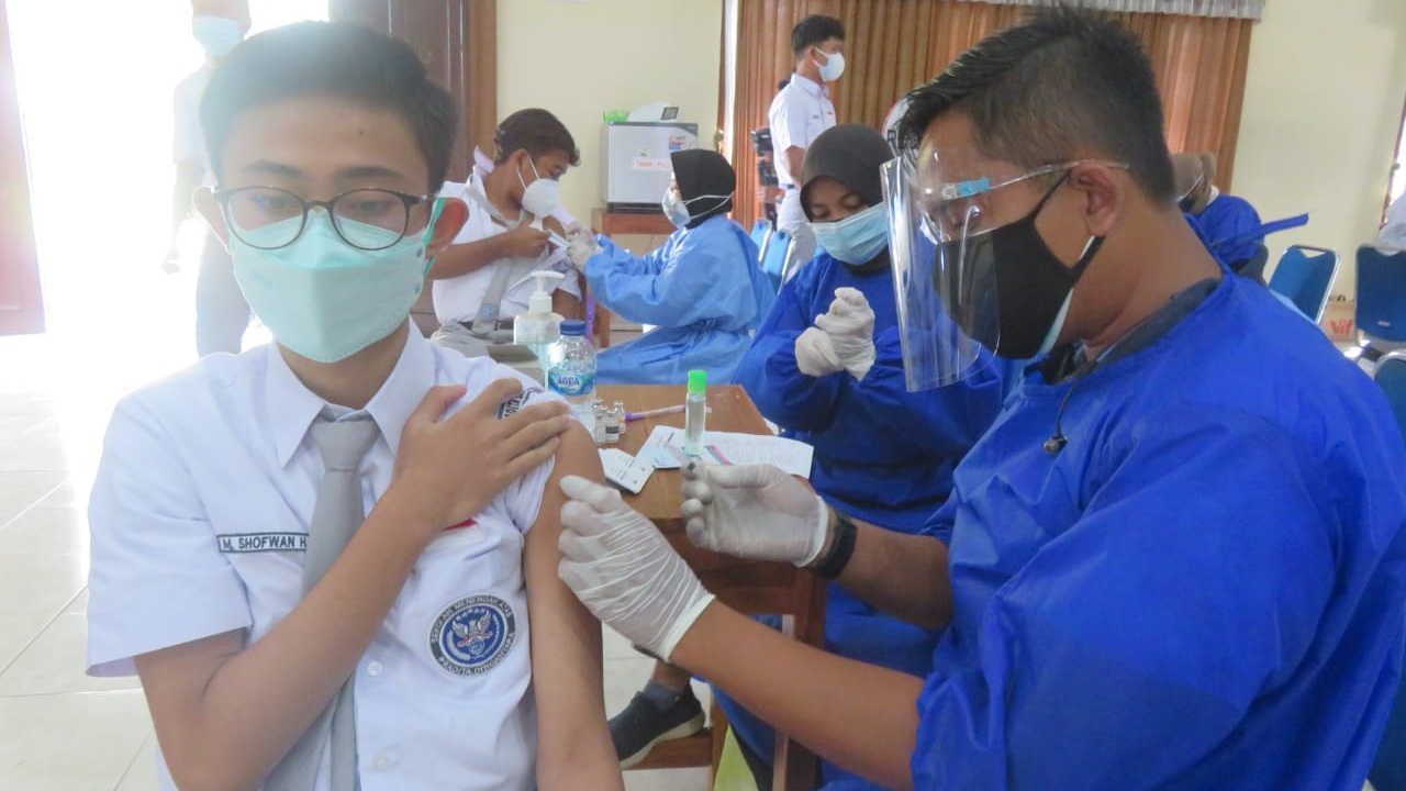 BANTU:TNI Polri akan  memberikan fasilitas dan membantu mempersiapkan vaksin. Sehingga kemudian akselerasi dengan terbentuknya herd immunity . (DWI AGUS/RADAR JOGJA)