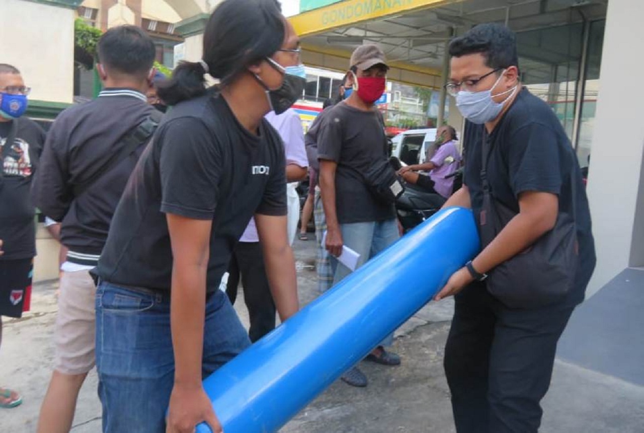LANGKAH: oksigen tabung menjadi barang yang berharga dan langka. Mayoritas untuk digunakan kepada pasien Covid-19 isolasi mandiri. Baik untuk tabung berkapasitas 1.000 liter maupun 6.000 liter.  (DWI AGUS/RADAR JOGJA)