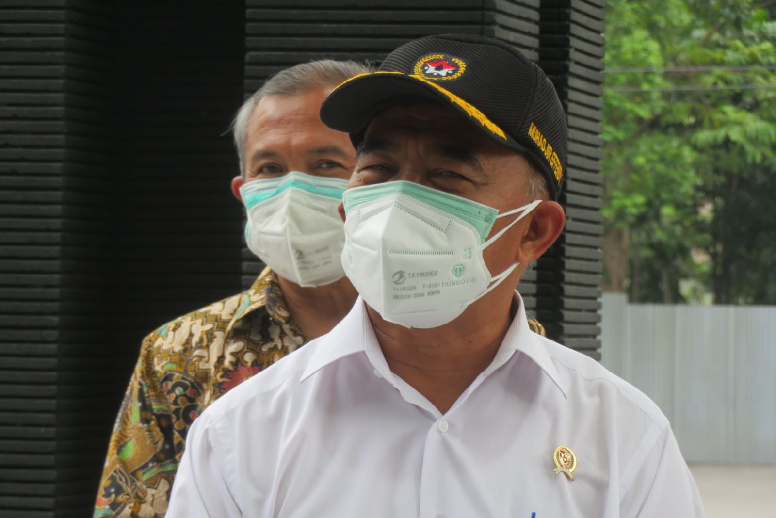 IDEAL: Menteri Koordinator Pembangunan Manusia dan Kebudayaan Muhadjir Effendy menilai Jogjakarta percontohan ideal pembangunan shelter Covid-19.  (DWI AGUS/RADAR JOGJA)