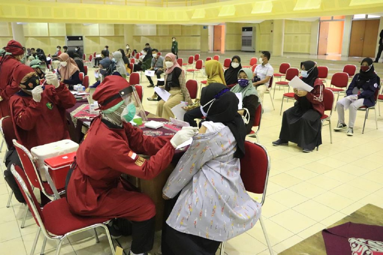 LAKSANAKAN: Sekitar 600 mahasiswa dari kampus UIN melaksanakan vaksinasi massal yang diselenggarakan Polda DIJ di Gedung Multi Porpose kampus UIN, Sabtu (17/7).  (DOKUMENTASI POLDA DIJ)