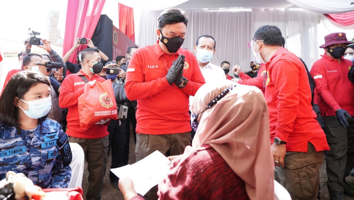 BAGI: Kepala Badan Intelijen Negara, Jenderal Polisi (Purn.) Budi Gunawan di Jawa Barat, Minggu (18/7) membagikan 10.000 paket bantuan sosial berupa sembako dan vitamin secara door to door di beberapa wilayah. (DOKUMENTASI BIN)