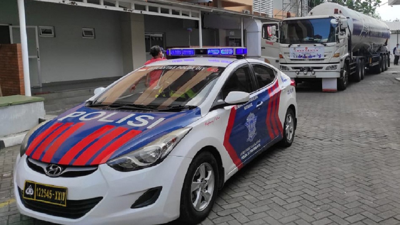 BERI: Satuan PJR Ditlantas Polda DIJ memberikan pelayanan  pengawalan pendistribusian liquid oxygen dari perbatasan Prambanan menuju Rumah Sakit Harjo Lukito.  (DOK. POLDA DIJ)