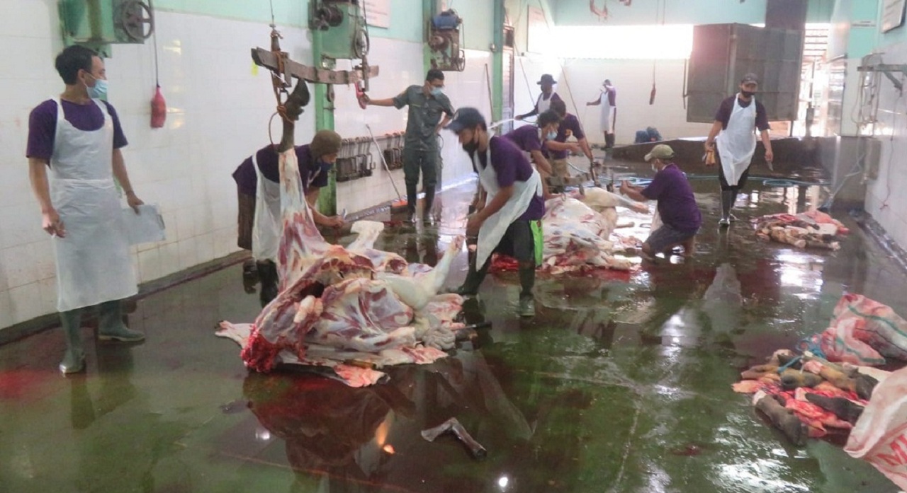 MILIH: Bertepatan dengan masa Pemberlakuan Pembatasan Kegiatan Masyarakat (PPKM) Darurat. Warga memilih menyembelih di RPH Giwangan dari 21 hingga 23 Juli 2021.  (DWI AGUS/RADAR JOGJA)