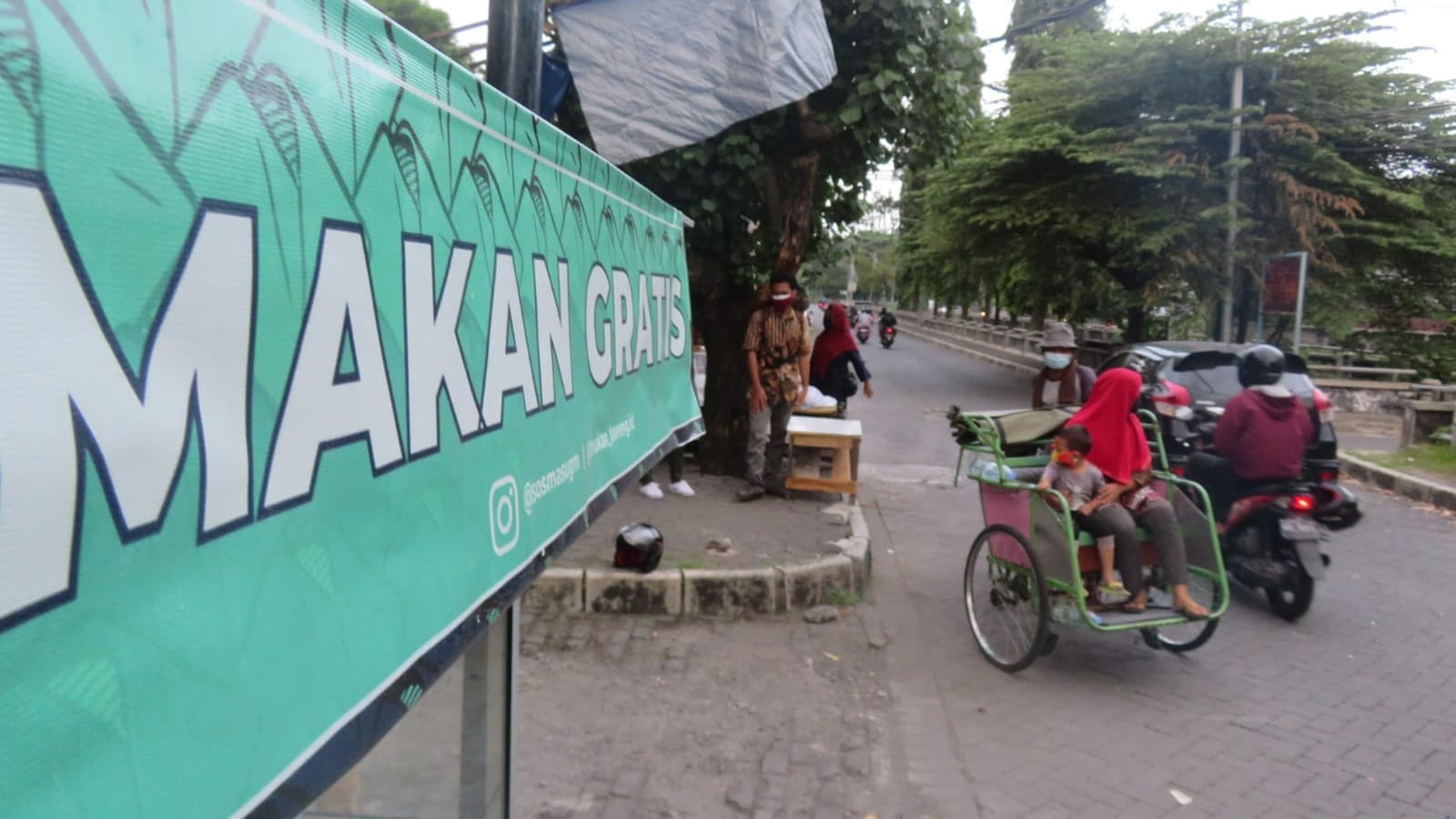 KRITIK: Aksi bagi nasi bungkus dan beras sendiri merespon keluhan masyarakat. Pasca terbitnya kebijakan PPKM Darurat, roda perekonomian warga tersendat. (DWI AGUS/RADAR JOGJA)