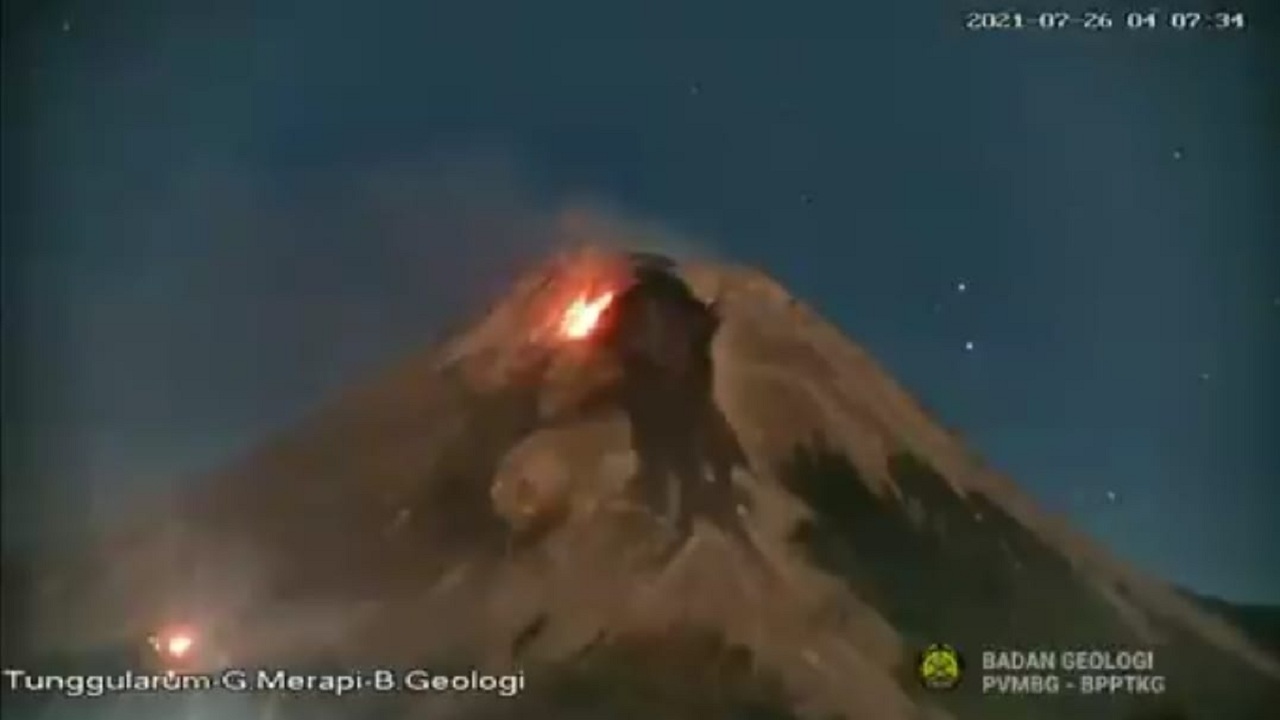 FENOMENA:Aktivitas Gunung Merapi berimbas pada kebakaran daerah vegetasi di lereng sisi barat daya. Berdasarkan catatan BPPTKG penyebab kebakaran adalah lontaran lava pijar dari kawah Gunung Merapi. (DOK. BPPTKG JOGJAKARTA)