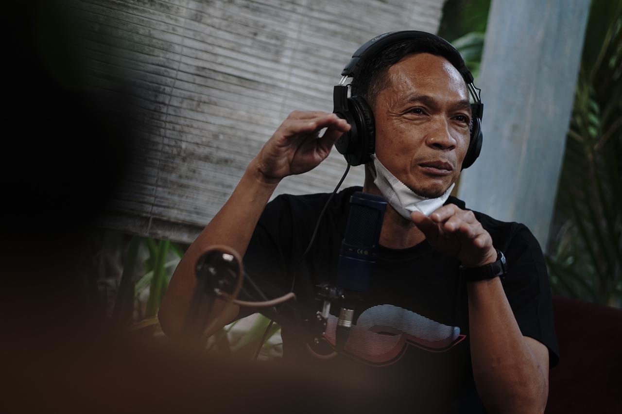 BORONG: Mantan pemain PS Sleman, Kahudi Wahyu memborong 4 item lelang di program PSS for Humanity. (DOK.PSS SLEMAN)