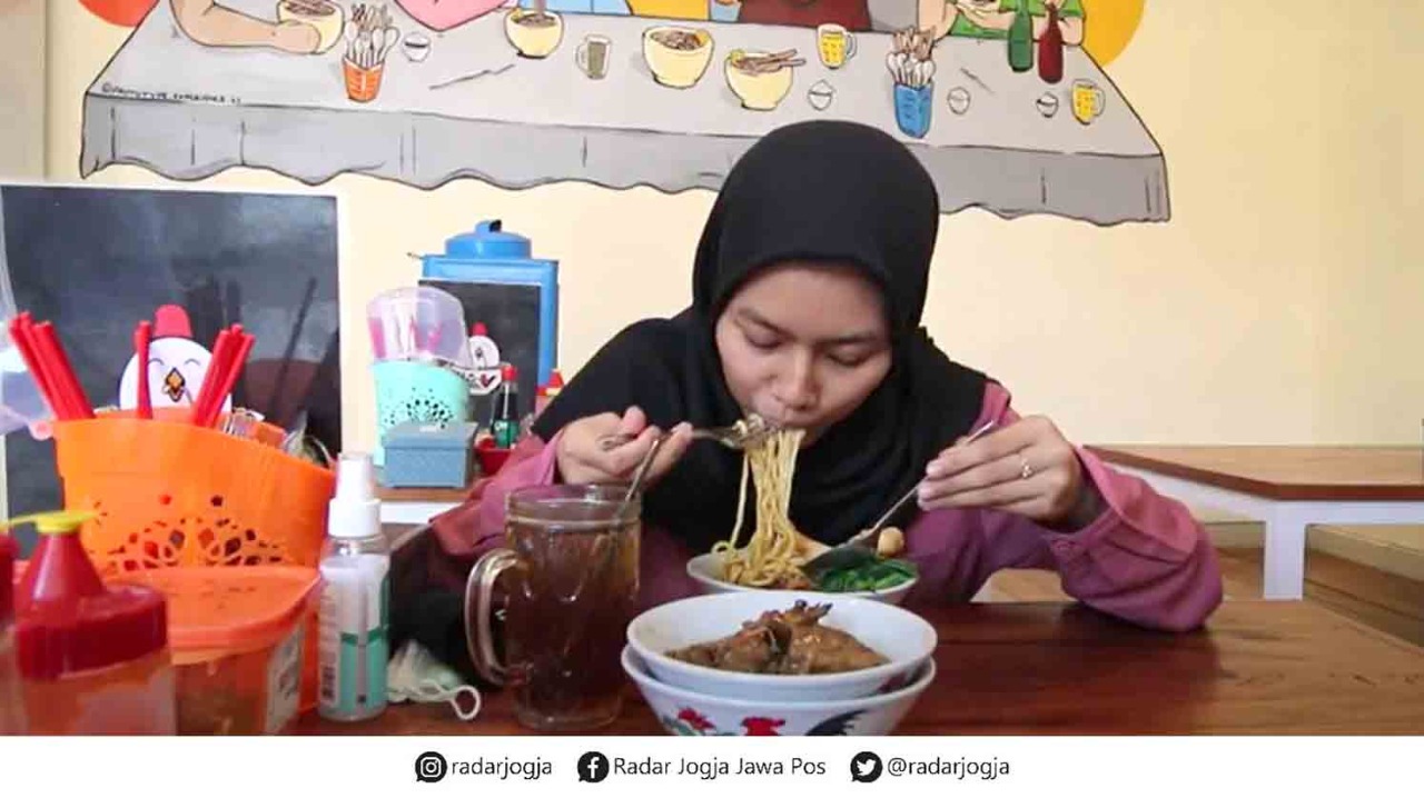 GRATISKAN: Ditengah pandemi Covid-19  warung mie ayam Pak Sarmintul dijalan Ngentak,Timbulharjo, Sewon, Bantul, mengratiskan Mie Ayam bagi pelanggan yang bisa menunjukkan kartu vaksin.  (AHMAD  SYARIFUDIN/RADAR JOGJA)
