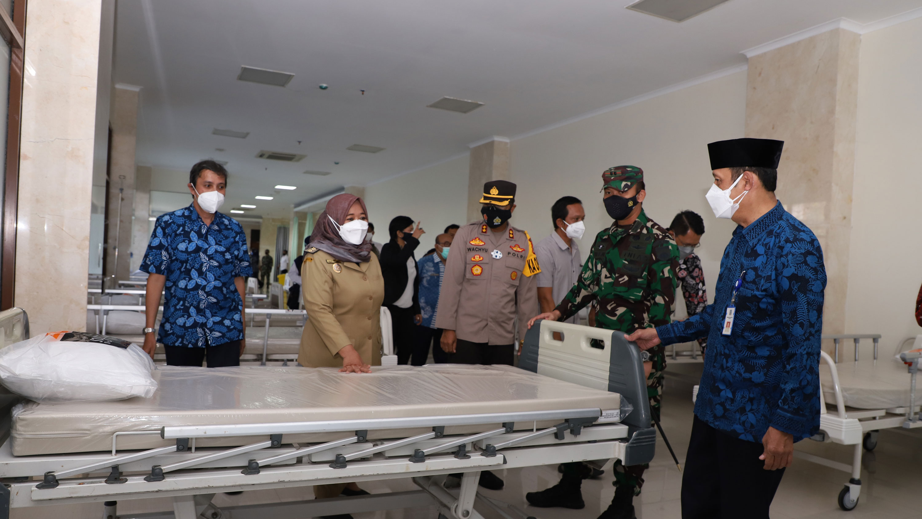 TAMBAH BOR: Bupati Sleman Kustini Sri Purnomo (dua dari kiri) didampingi Forkompimda Sleman saat meresmikan RS Respati Jogjakarta sebagai RSDKC di Maguwoharjo, Depok,  (19/7).(Humas Pemkab Sleman for Radar Jogja)