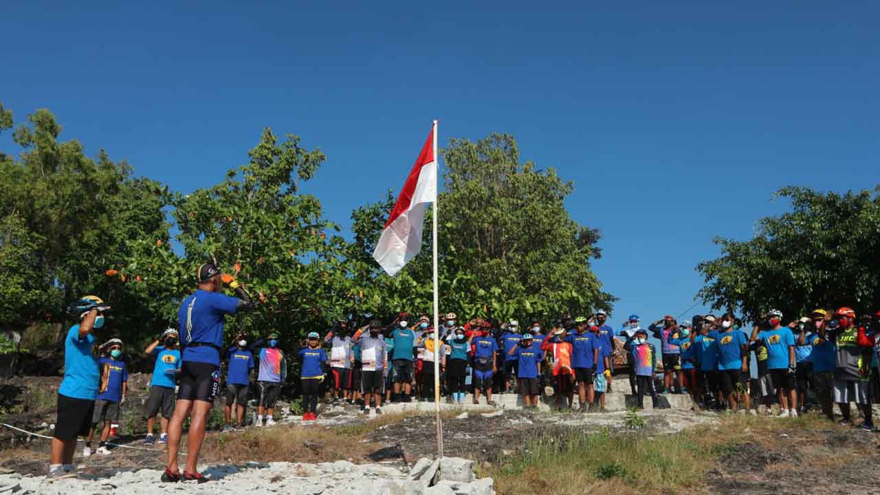 HUT RI: Memperingati Hari Kemerdekaan RI beberapa perwakilan komunitas penggowes mengadakan kegiatan pengibaran bendera merah putih di bukit Tompak, Srimulyo, Piyungan, Bantul. (KOMUNITAS SEPEDA SENDANGTIRTO FOR RADAR JOGJA)
