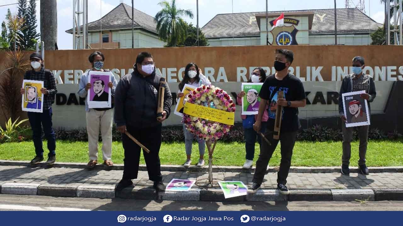 AKSI DIAM: Aksi diam dilakukan oleh K@mu (Koalisi Masyarakat untuk Udin) dan beberapa jurnalis di depan Polda DIJ. (AKHIDA RUKHUL QISTHI FOR RADAR JOGJA)