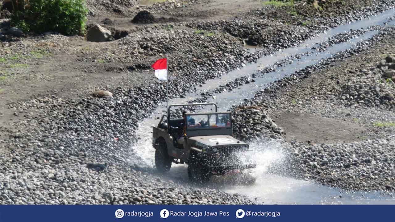 PEMANDU JEEP: Kebijakan Pemberlakuan Pembatasan Kegiatan Masyarakat (PPKM) benar-benar mencekik pelaku wisata di lereng Gunung Merapi. (DWI AGUS/RADAR JOGJA)