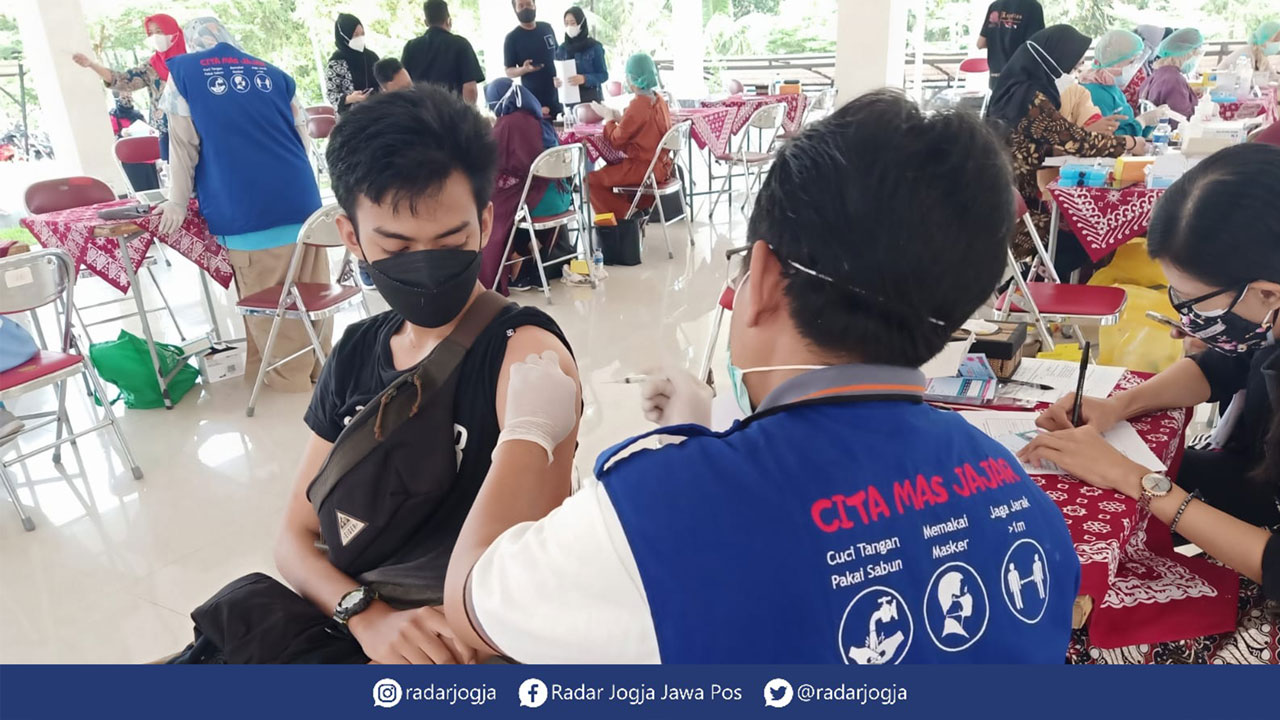 SINOVAC: Vaksinasi di Pendapa DPRD Sleman kemarin (19/8) dengan target 700 orang. Yogi ip/radar jogja