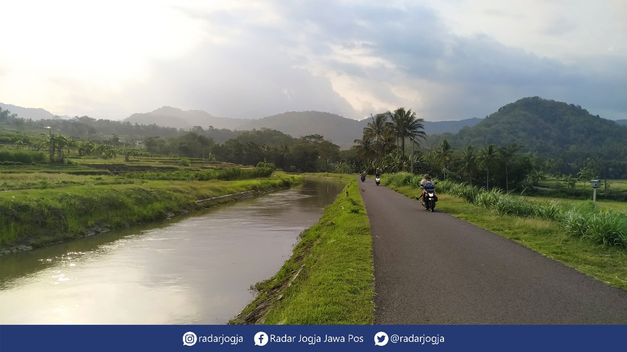 JALUR LUNA MAYA: Keindahan pemandangan di Kapanewon Nanggulan, Kulonprogo, (10/8). Jalanan aspal dengan pemandangan perbukitan, hamparan sawah dan saluran irigasi ini pernah menjadi trek gowes artis Luna Maya.(IWAN NURWANTO/RADAR JOGJA)