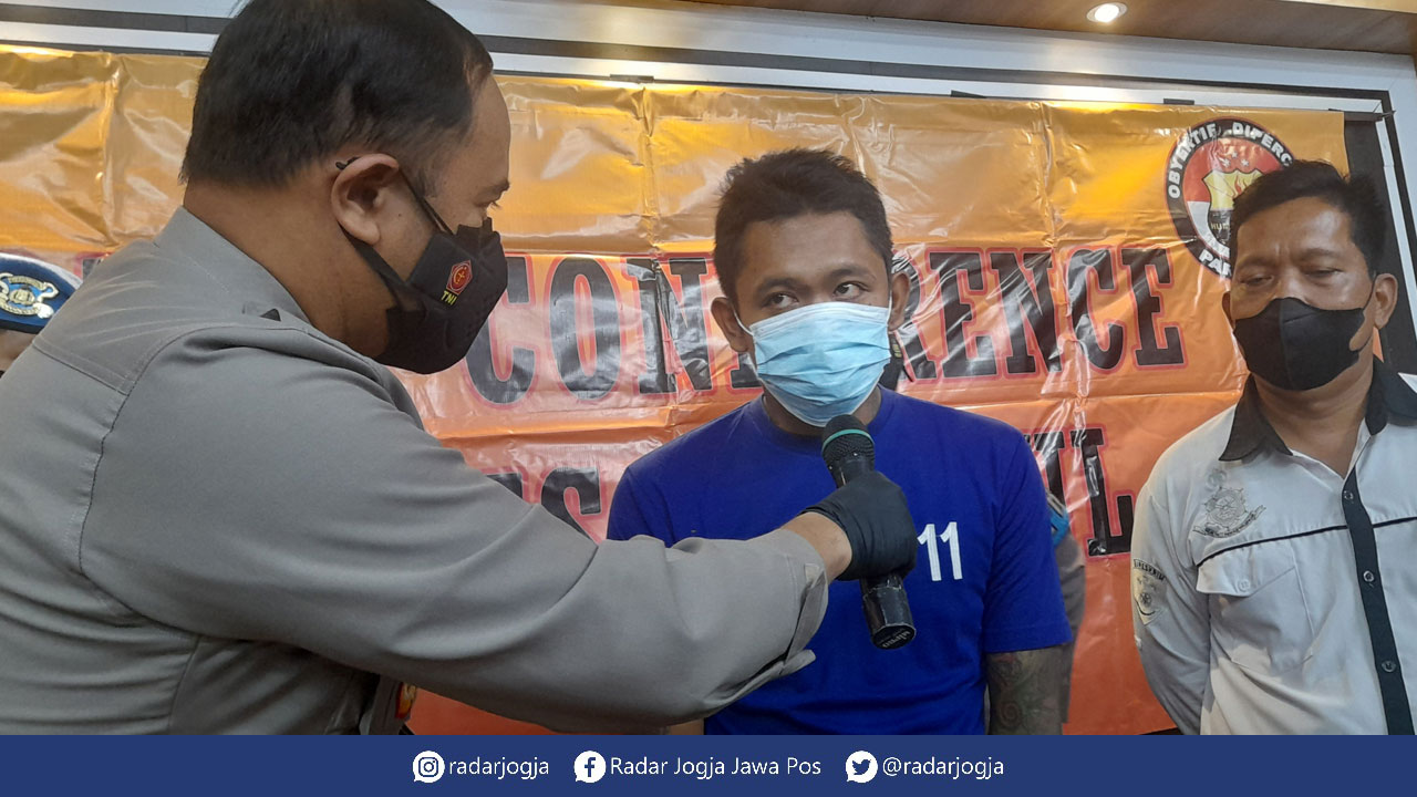 PENGARUH MIRAS: AKBP Ihsan SIK (kiri) memberikan pertanyaan dan memberi kesempatan Bima Prakosa (tengah) untuk menjawab dalam jumpa pers di Mapolres Bantul, (23/8).(SITI FATIMAH/RADAR JOGJA)