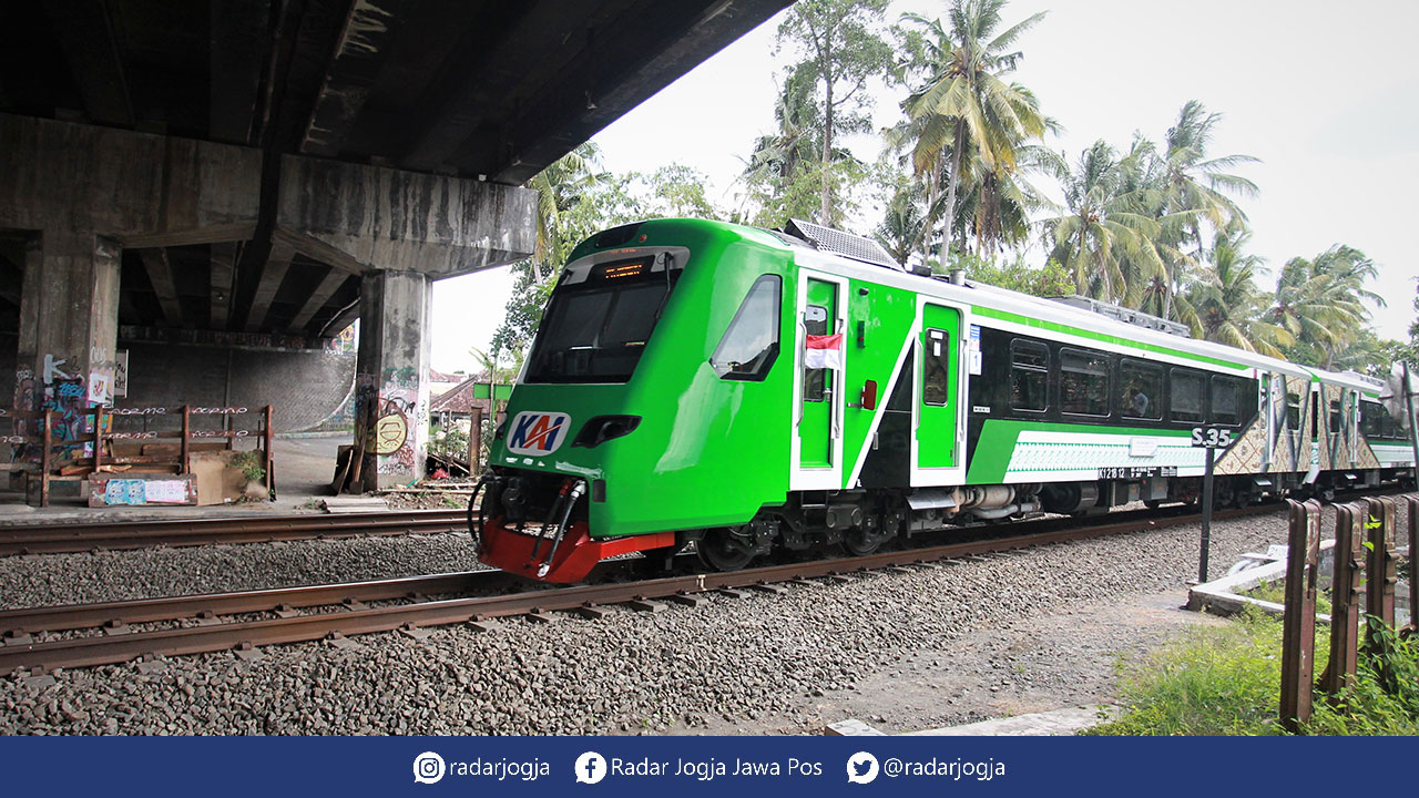 TERUS: KA Bandara YIA terus mengalami uji coba operasional. Langkah ini guna memastikan tak ada kendala setelah operasional penuh. Rencananya kereta rute Stasiun Tugu Jogjakarta hingga Stasiun Bandara YIA ini mulai aktif medio September 2021.  (GUNTUR AGA