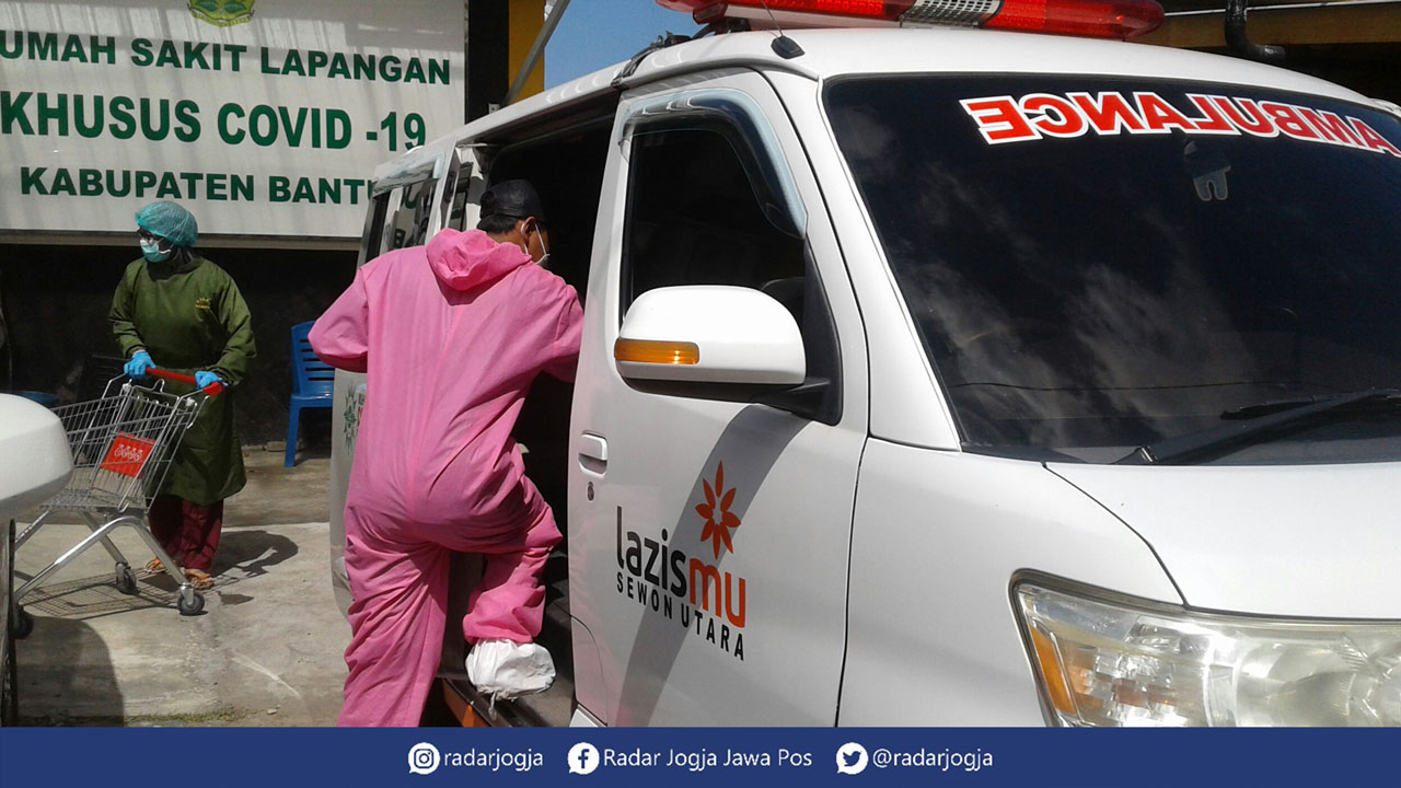 PULANG: Kegiatan pemulangan pasien yang sudah dinyatakan sembuh dibantu petugas RSLKC.(SITI FATIMAH/RADAR JOGJA)
