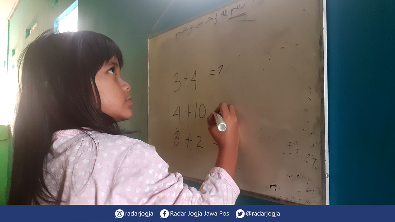 BUTUH TEMAN: Seorang siswa tengah asik mengerjakan soal matematika di rumahnya, wilayah Mlati, (11/8).(MEITIKA CANDRA LANTIVA/RADAR JOGJA)