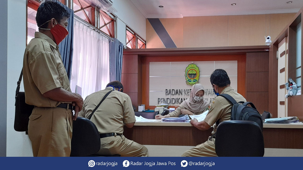 Kesibukan ASN di kantor BKPP Bantul.(SITI FATIMAH/RADAR JOGJA)