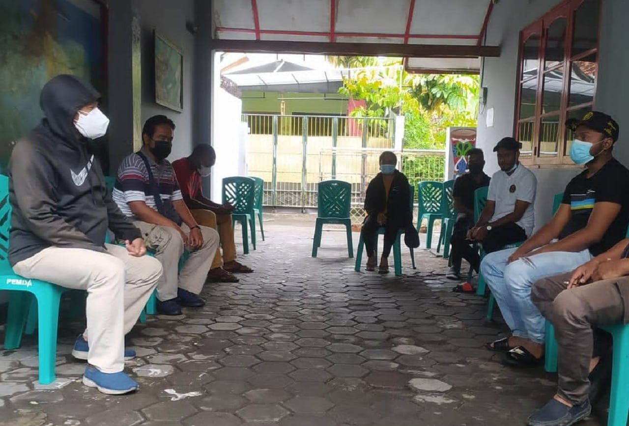 SALURKAN:Polresta Jogjakarta melalui Sat Intelkam menyalurkan bantuan PPKM ke Asrama Papua Waropen Mantrijeron  dan Asrama mahasiswa Papua IPMT (Ikatan Pelajar Mahasiswa Tambrauw) di Gondokusuman Kota Jogja.  (DOK. POLDA DIJ)