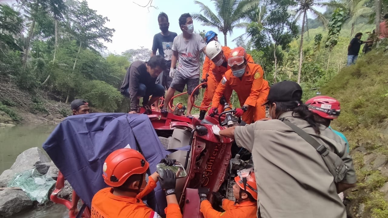 JATUH: Sebuah  truk bermuatan batu ringsek setelah terjun dari Jembatan Selo sedalam 15 meter di Kalurahan Hargorejo, Kapanewon  Kokap Kulonprogo (DOKUMENTASI BASARNAS  JOGJAKARTA)