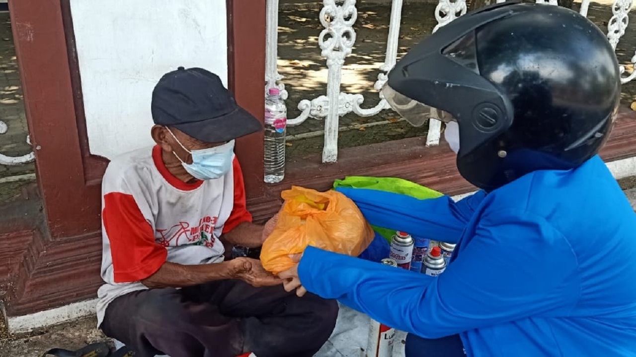 BERBAGI: Platform Baikhati.id melalui program #MuharramBerbagi bagikan ribuan 2.300 paket sembako dan 800 nasi kotak siap makan ke warga terdampak pandemi di Jakarta, Tangerang,  Depok, wilayah Daerah Istimewa Jogjakarta, Semarang dan sekitarnya.  ( SENJI