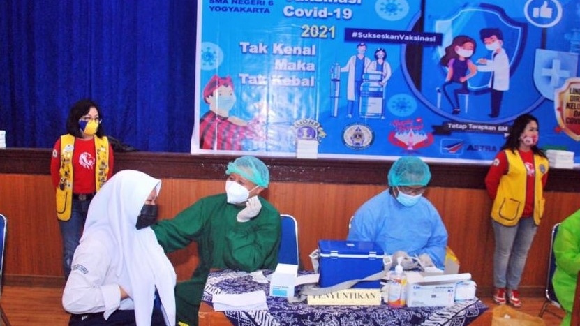 SEMANGAT SEHAT: Lions Club Yogyakarta Manggala Mataram (LCYMM) menggelar bakti sosial vaksinasi Covid19 bagi siswa SMAN 6 Yogyakarta pada Senin, 9 Agustus 2021. (FOTO: Lions Club Yogyakarta Manggala Mataram)