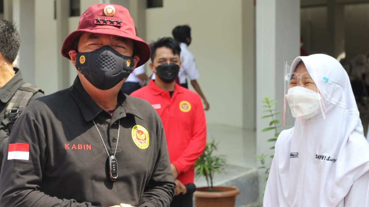 PRIORITAS: Kepala BIN Jenderal Polisi (Purn) Budi Gunawan menjelaskan alasan BIN menggelar vaksinasi pelajar. Sebab, para pelajar merupakan calon penerus bangsa dan negara.  Sehingga vaksinasi terhadap anak-anak pelajar ini masih menjadi prioritas dan pen